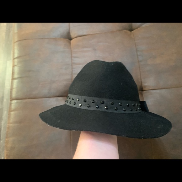 Justice Black Hat with accent - Picture 3 of 4